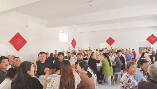 辛家塔村“團(tuán)圓宴”開席在呂梁山區(qū)，有一道宴席叫“燴菜河撈面”，客人誰來誰坐，隨吃隨走。這樣的“流水席”延續(xù)著呂梁山區(qū)幾代人的鄉(xiāng)愁。